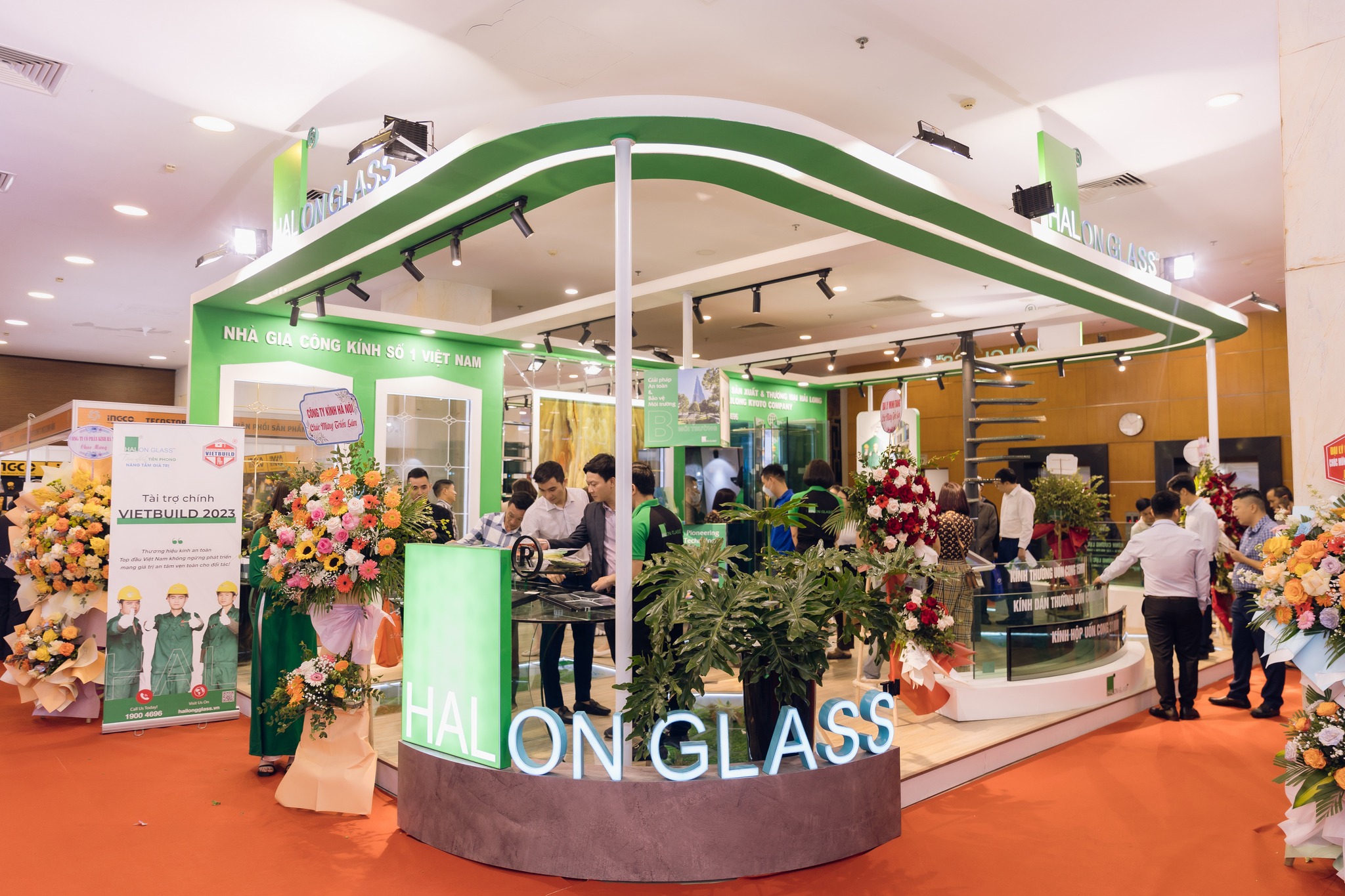 Unique and classy space comes from Hai Long Glass exhibition booth at Vietbuild Hanoi 2023