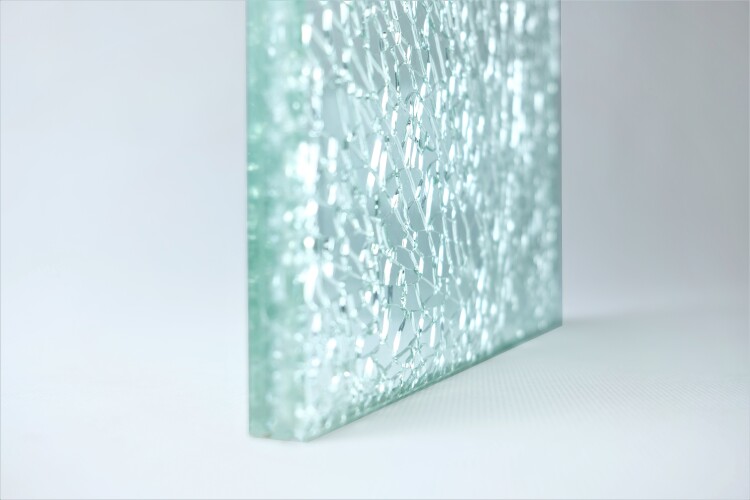 Đĩa kính nứt (crackle glass) là sự kết hợp hoàn hảo giữa khả năng trang trí và chức năng bảo vệ. Kính nứt tạo ra những đường nứt độc đáo, mang lại vẻ đẹp bí ẩn và đặc biệt cho không gian nội thất của bạn. Hãy xem hình ảnh liên quan để khám phá thêm về kính nứt này.