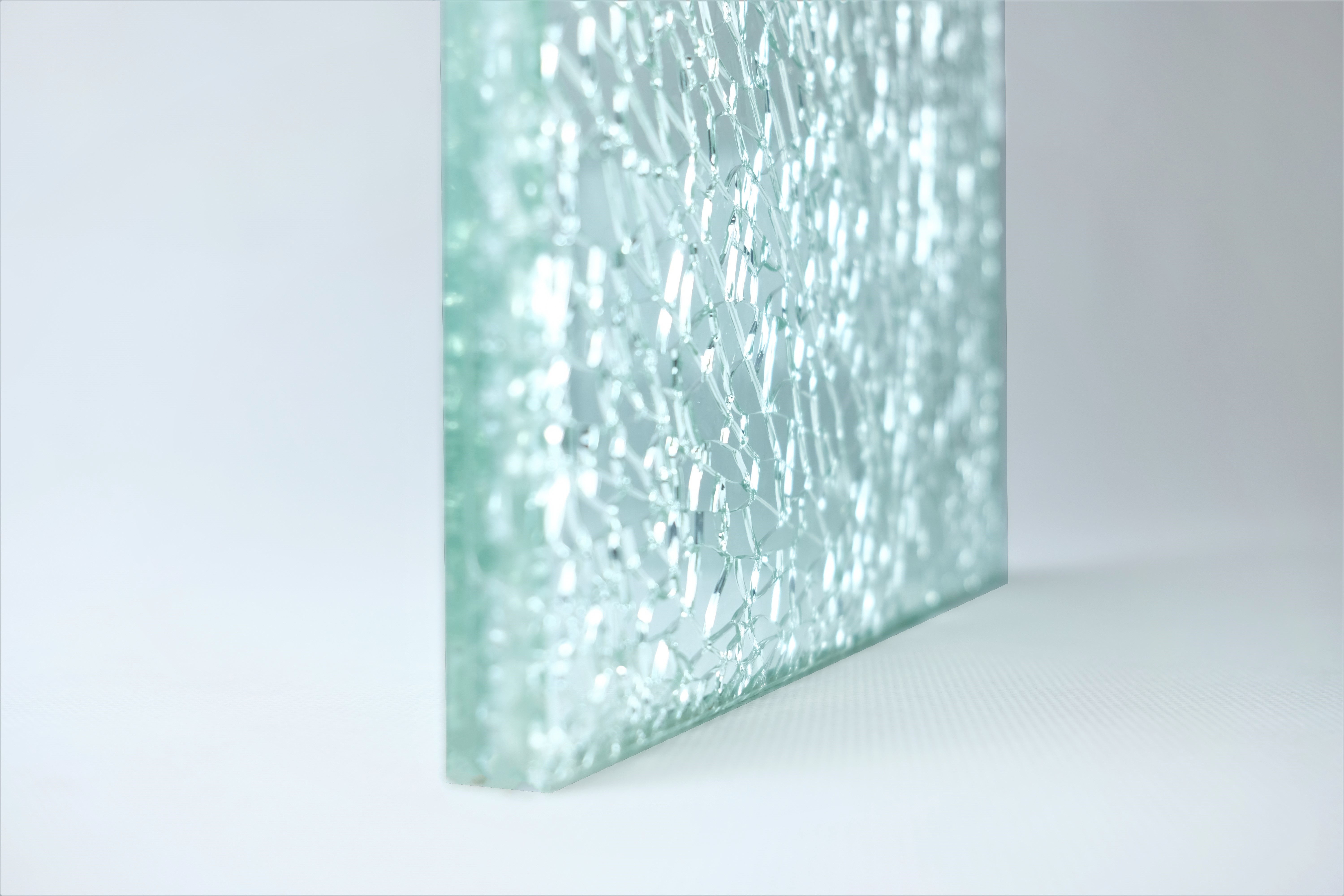 Crackle glass là một trong những vật liệu nội thất đang được yêu thích nhất hiện nay. Chúng tạo nên sự độc đáo, huyền bí cho một không gian nội thất. Hình ảnh về crackle glass sẽ giúp bạn thấy rõ hơn vẻ đẹp lấp lánh của nó.